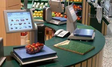 Торговые весы в супермаркете